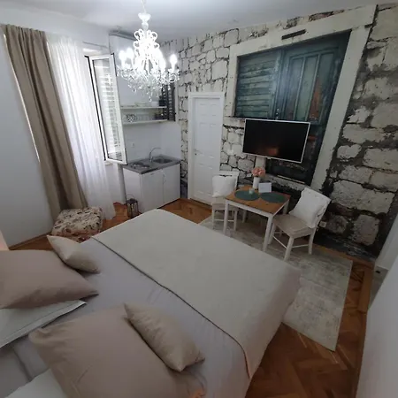 Ani Apartment Split